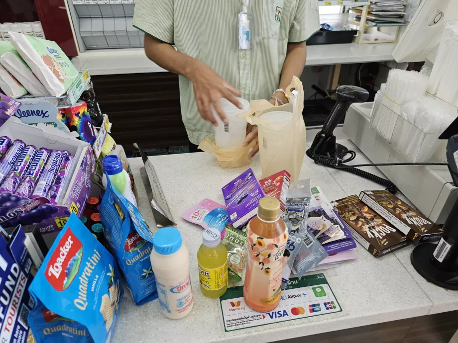El personal siempre pone los vasos de hielo en una bolsa