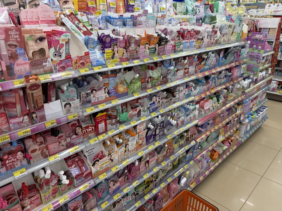 Estante con cosméticos