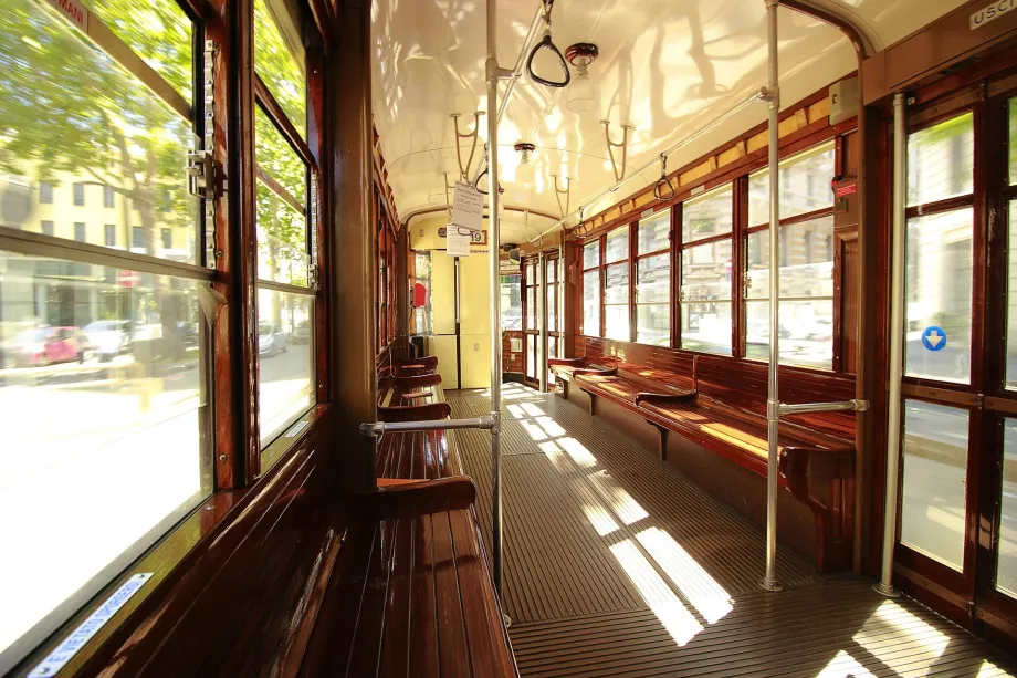 Interior de un tranvía histórico