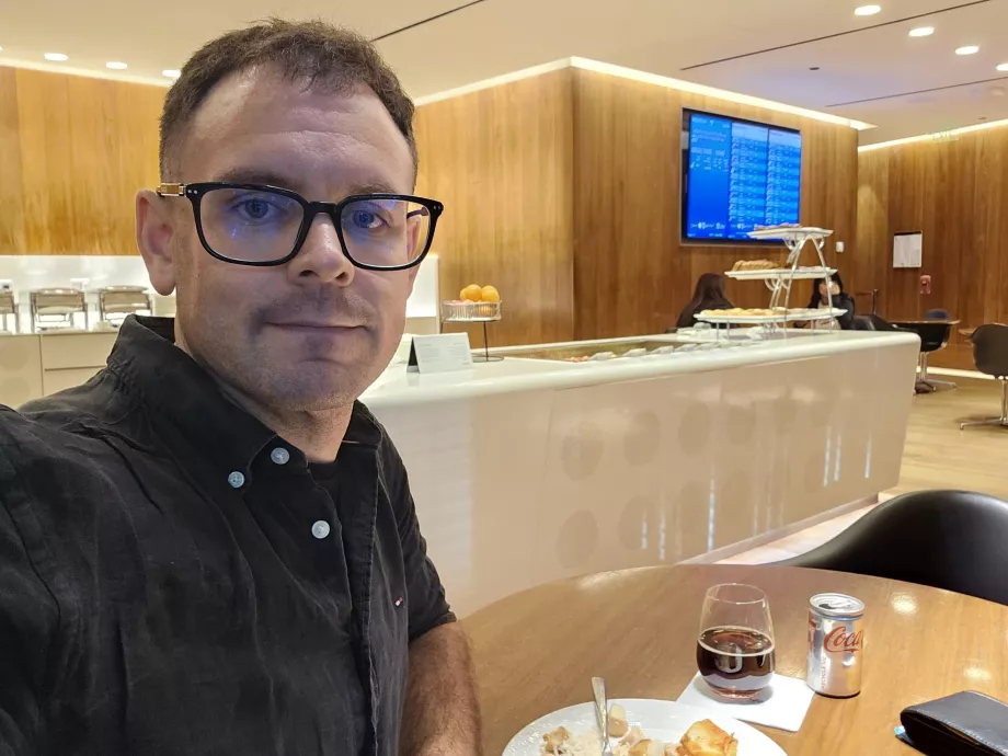 Yo en el Oryx Lounge