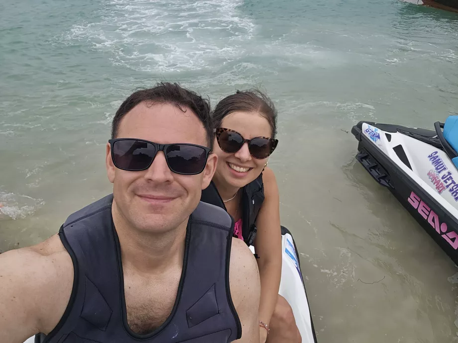 Nosotros en moto de agua antes de salir de Pig Island