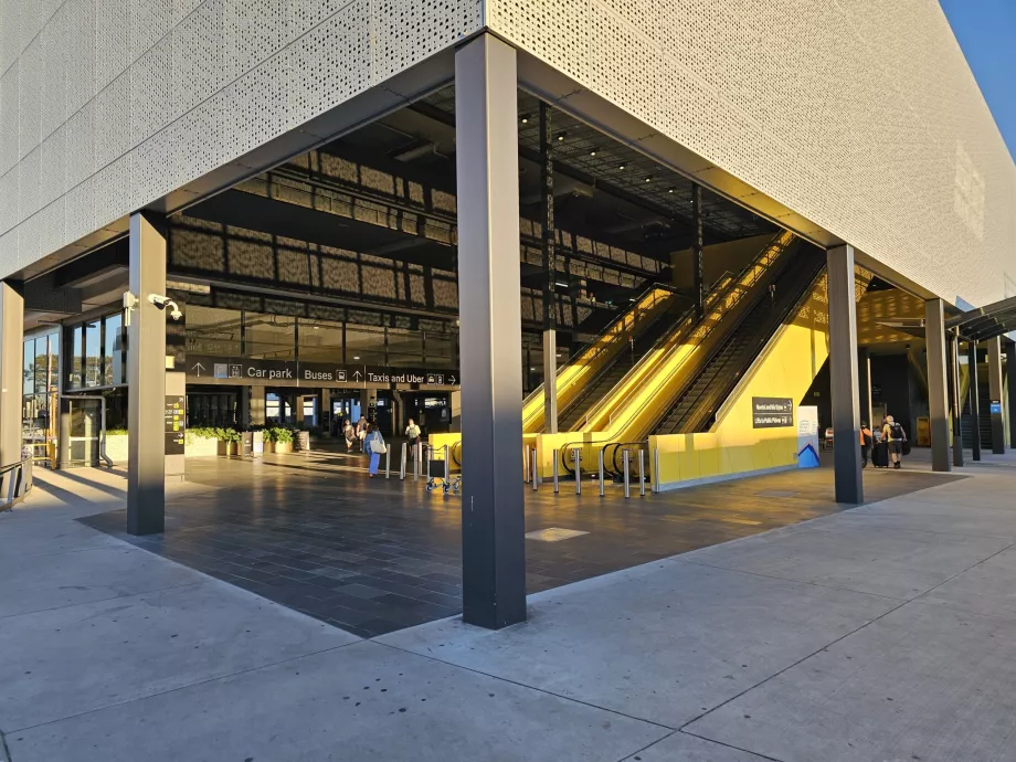 Edificio con autobuses urbanos y consigna de equipajes