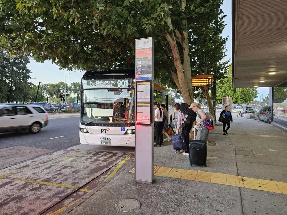 Parada de autobús hacia el aeropuerto en la estación de Broadmeadows