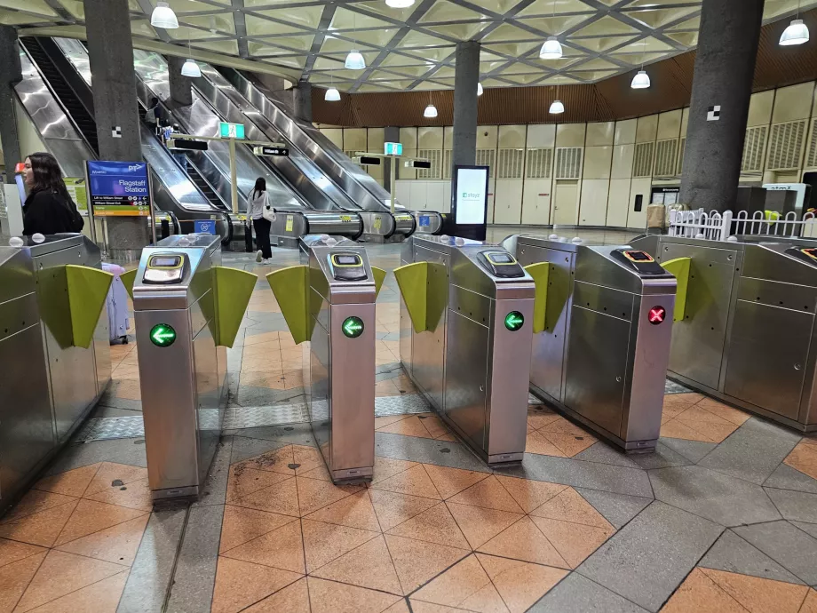 Torniquetes a la entrada del metro