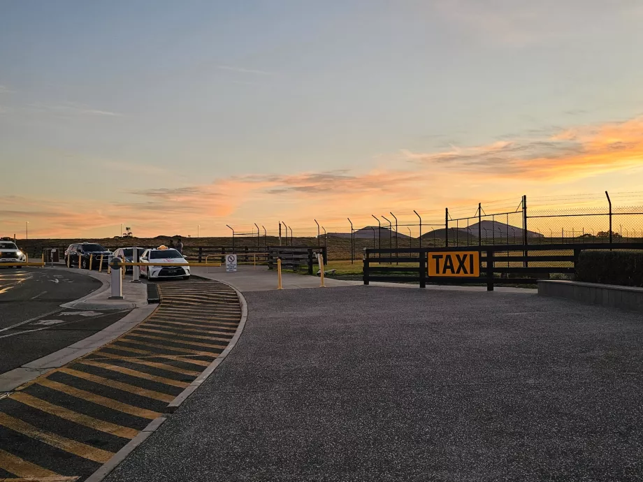 Taxi frente a la terminal