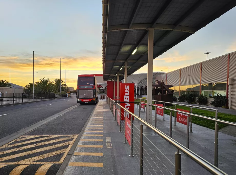 Parada del Skybus frente a la terminal