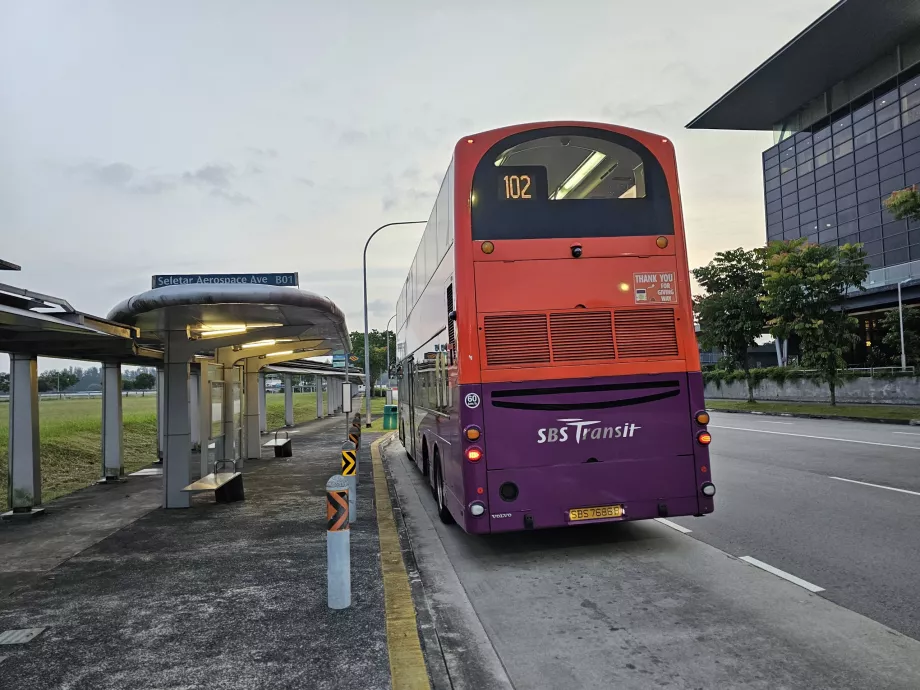 Parada de autobús frente al aeropuerto