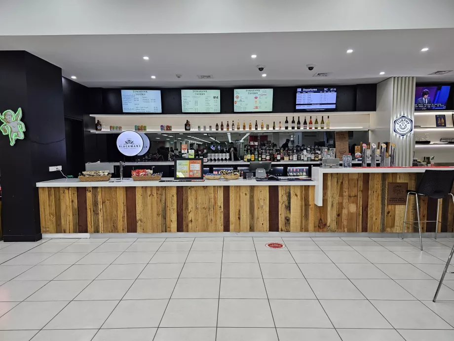 Bar en la zona de tránsito de salida