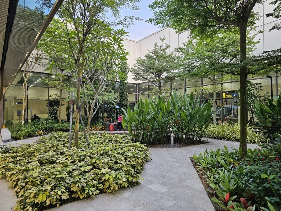 Jardín frente a la terminal