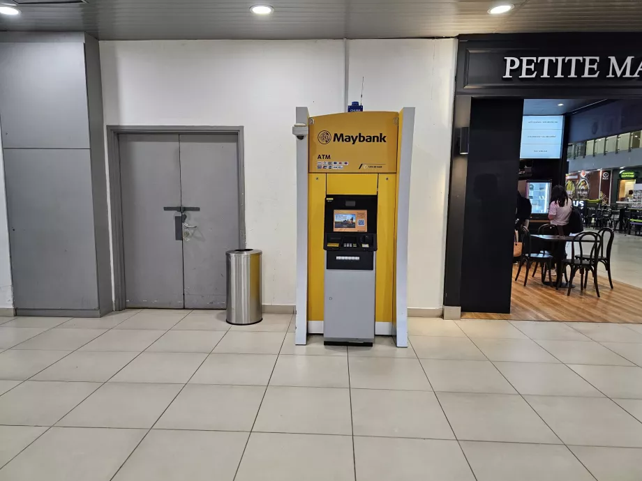 Cajero automático en la zona pública