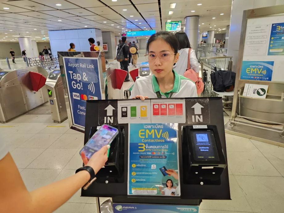 Pagar el metro con una tarjeta sin contacto