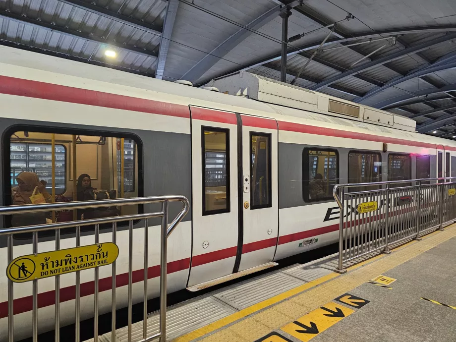 Andén de metro en el centro de Bangkok