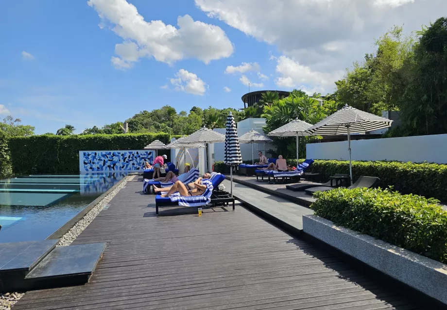 Tumbonas junto a la piscina comunitaria